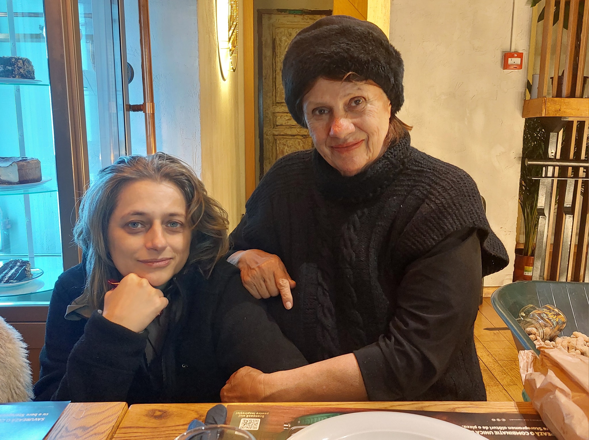 Georgia Mihalcea cu mama ei, Maria Magdalena Sandu, foto de familie